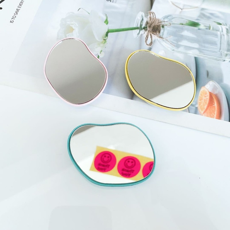 Miroir de maquillage compact décoratif irrégulier et support de téléphone