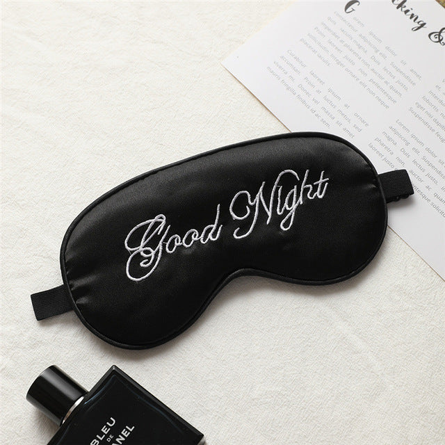 Masque de nuit en soie brodée avec aération réglable